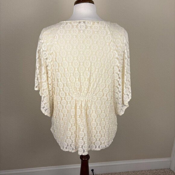 Chico’s Ivory Short Sleeve Top Size 3, Lace Overlay - Picture 2 of 3